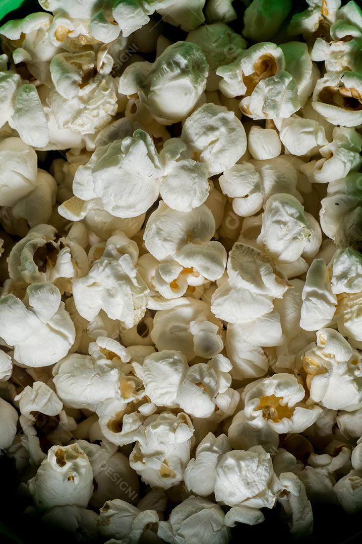 pipoca caiu no sofá imagem JPG