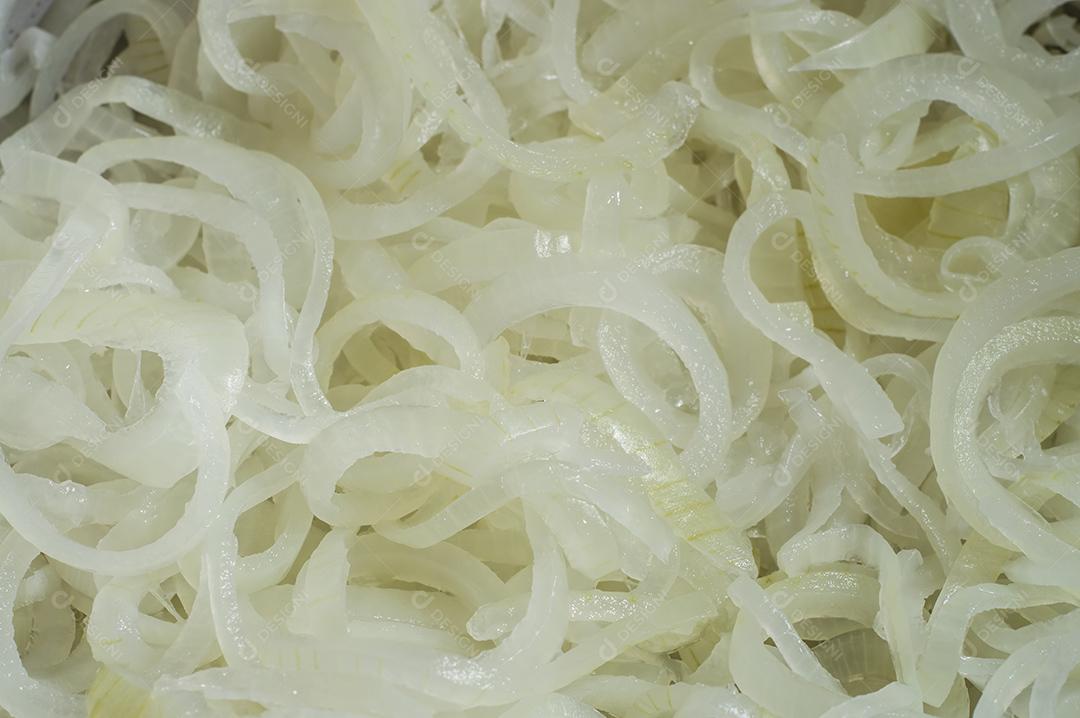 textura com cebola fatiada em uma bandeja de metal Imagem JPG