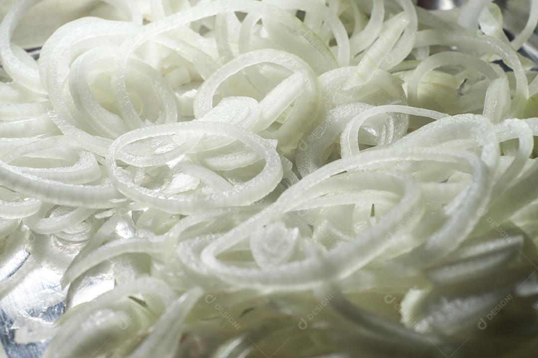 textura com cebola fatiada em uma bandeja de metal Imagem JPG
