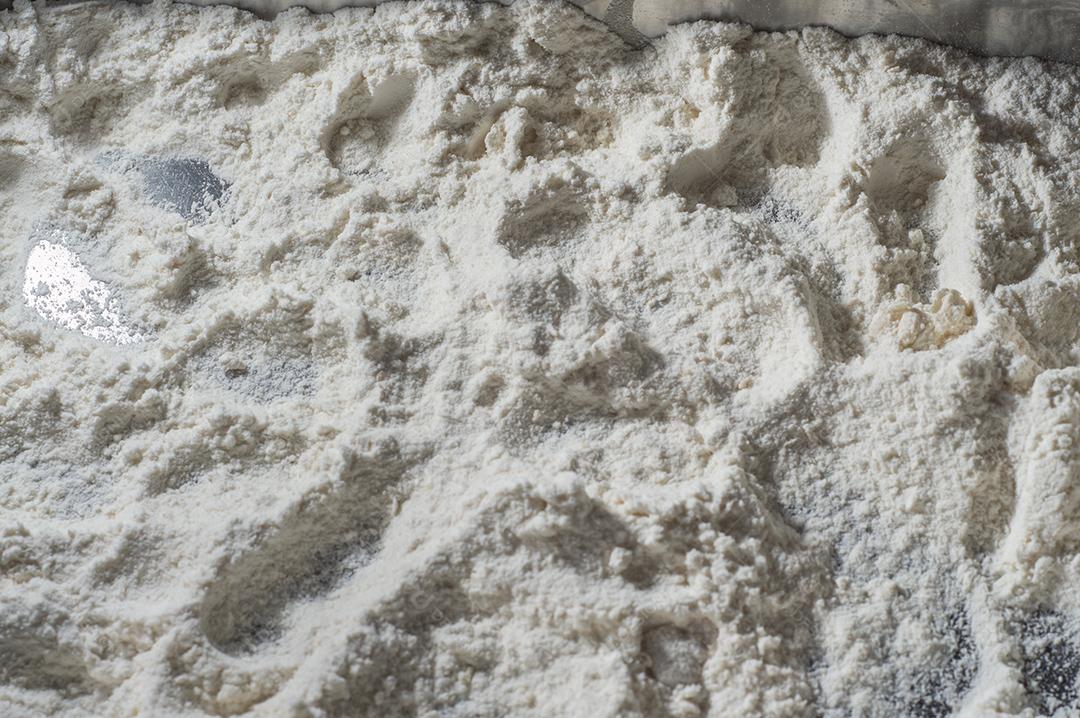 textura com farinha de trigo em uma bandeja de metal Imagem JPG