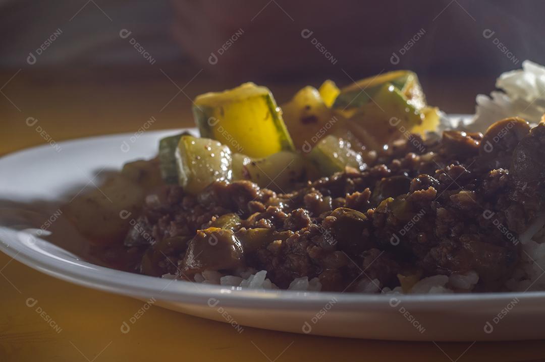 comida caseira, prato de arroz, carne moída com azeitonas e abóbora cozida Imagem JPG