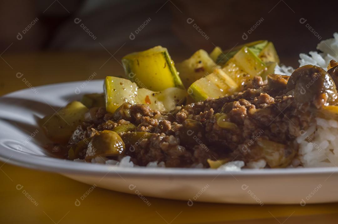 comida caseira, prato de arroz, carne moída com azeitonas e abóbora cozida Imagem JPG