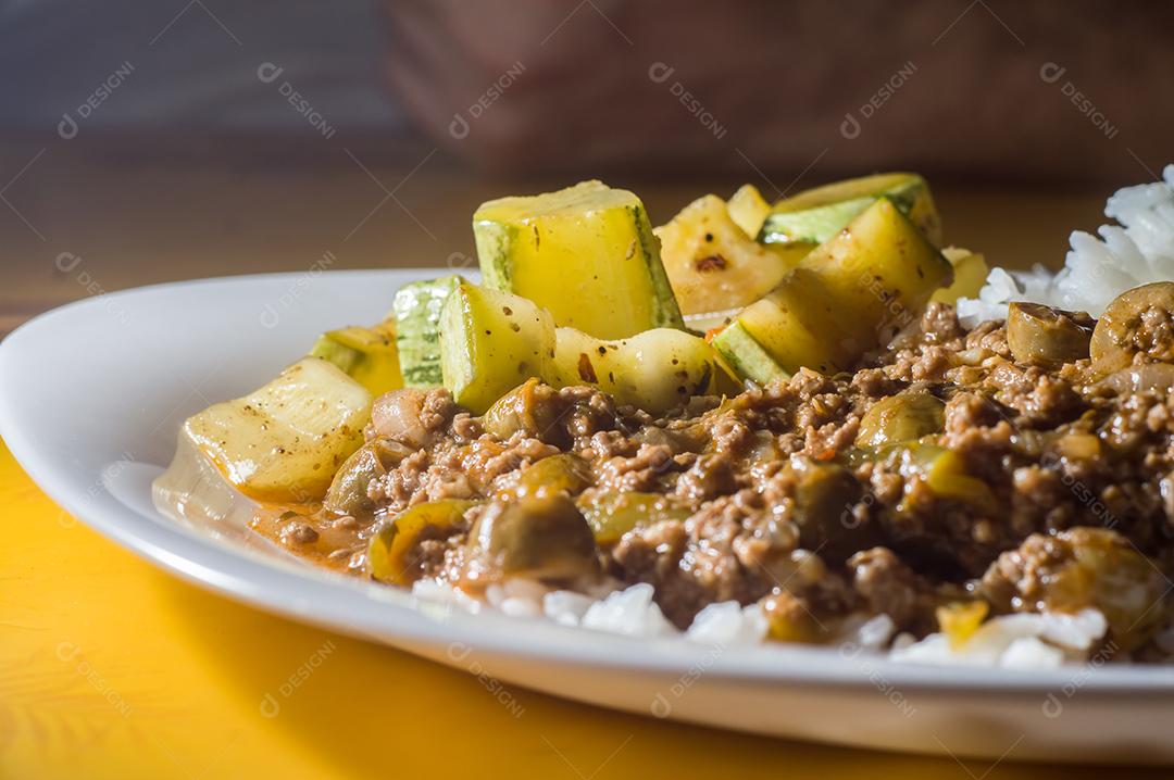 comida caseira, prato de arroz, carne moída com azeitonas e abóbora cozida Imagem JPG