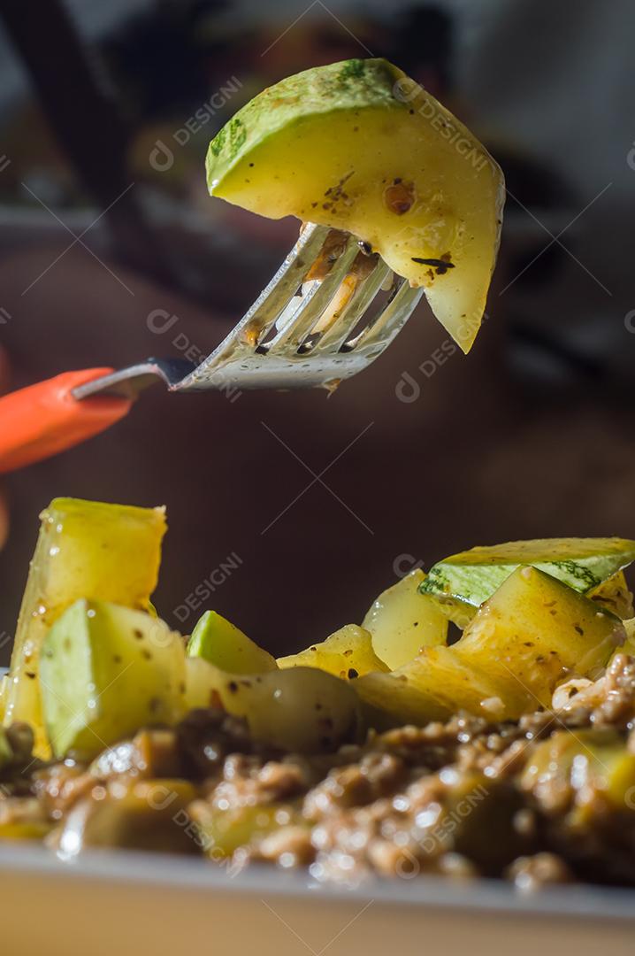 comida caseira, prato de arroz, carne moída com azeitonas e abóbora cozida Imagem JPG