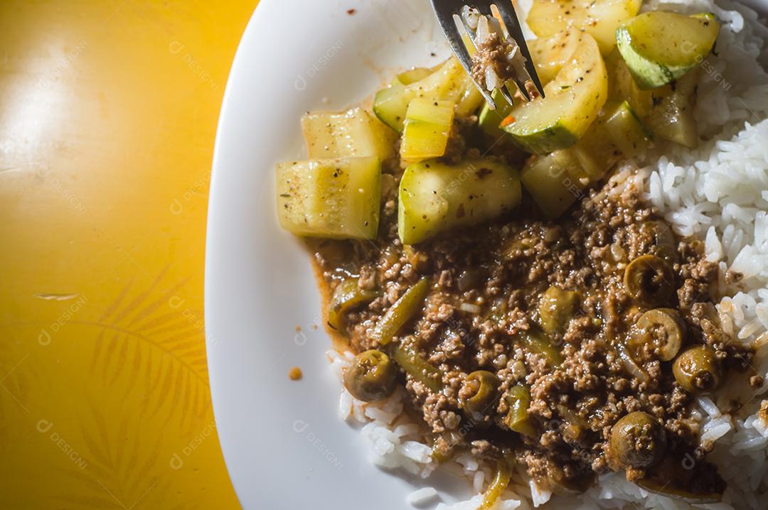 comida caseira, prato de arroz, carne moída com azeitonas e abóbora cozida Imagem JPG