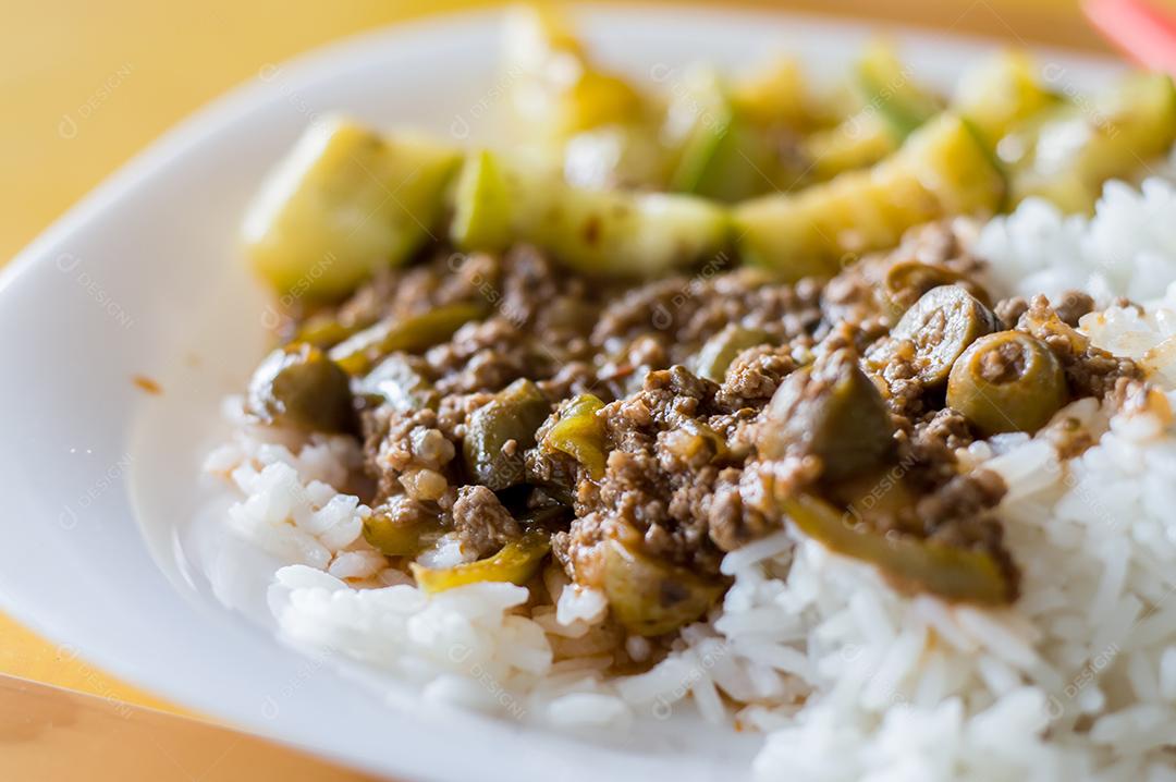 comida caseira, prato de arroz, carne moída com azeitonas e abóbora cozida Imagem JPG