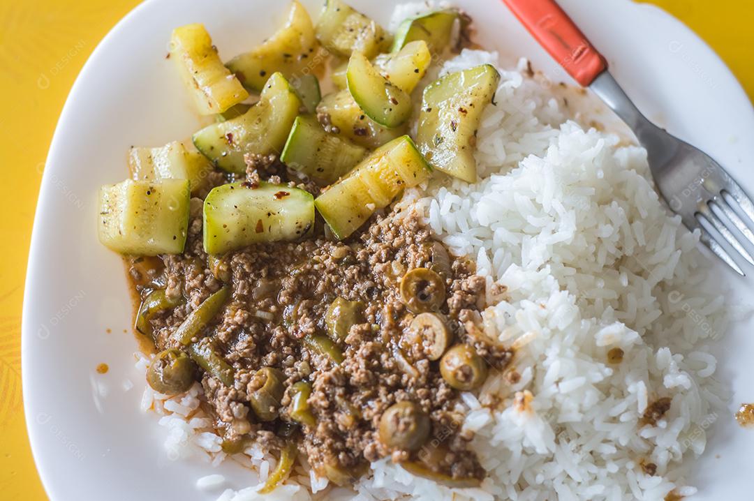 Comida caseira, prato de arroz, carne moída com azeitonas e abóbora cozida