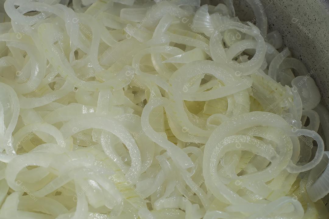 textura com cebola fatiada em uma bandeja de metal Imagem JPG