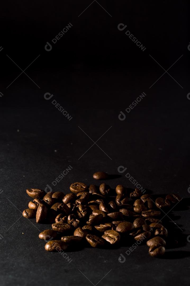 Graos de cafe sobre um fundo preto Imagem JPG