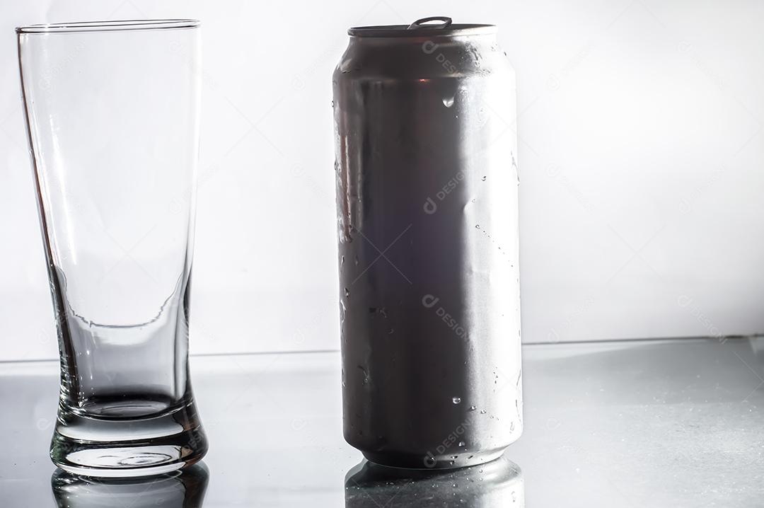 Copo de vidro lata de refrigerante
