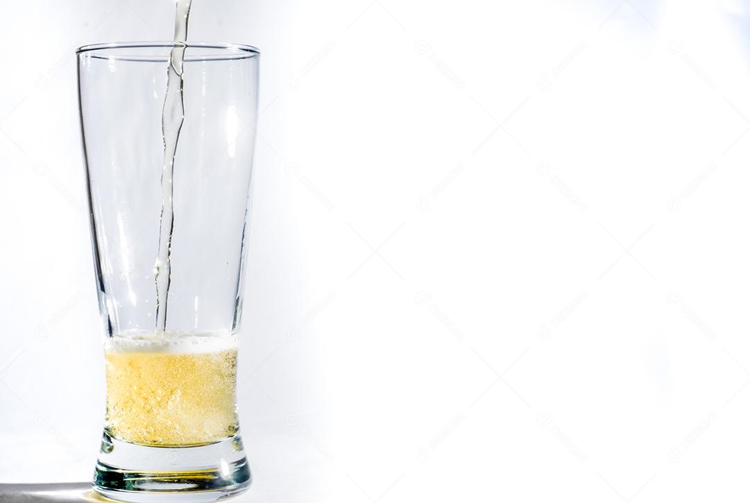 Copo de vidro preenchendo de cerveja