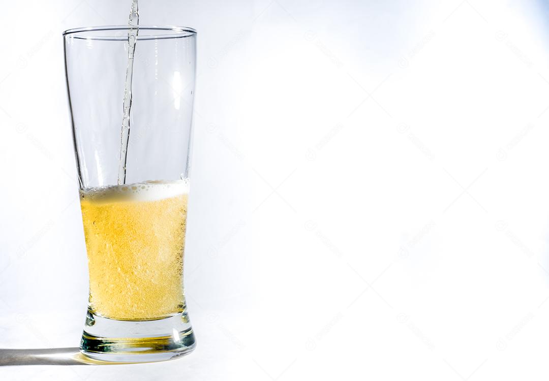 Copo de vidro preenchendo de cerveja