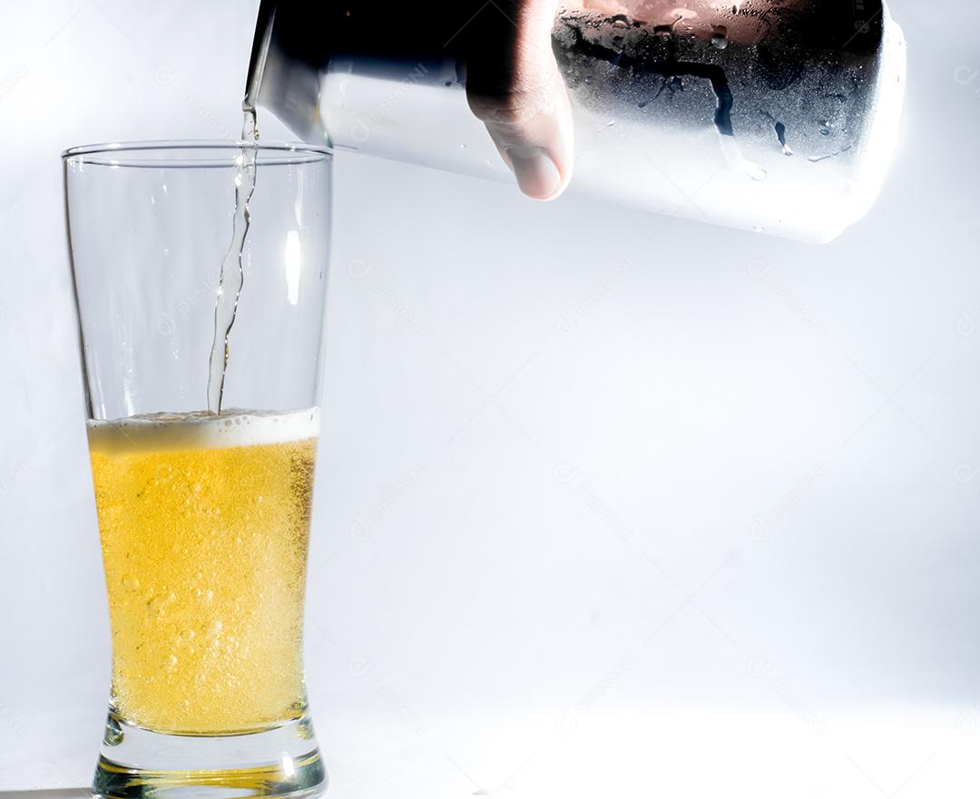 Copo de vidro preenchendo de cerveja