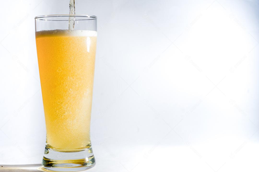 Copo de vidro preenchendo de cerveja