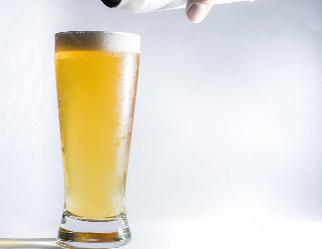 Copo de vidro preenchendo de cerveja