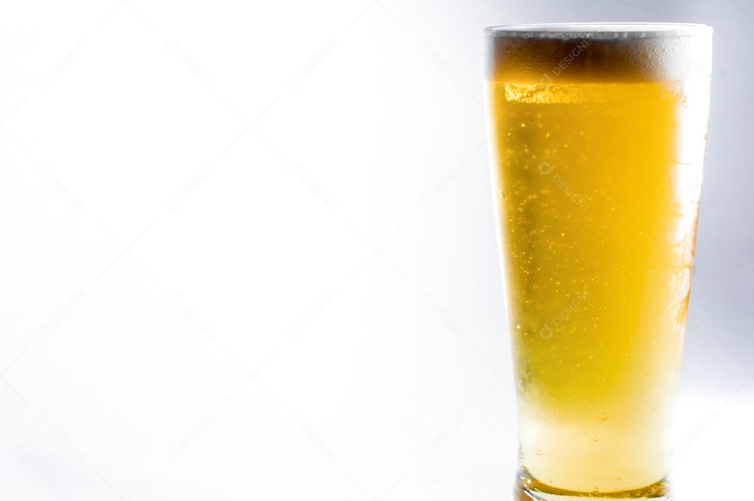 Copo de vidro preenchendo de cerveja