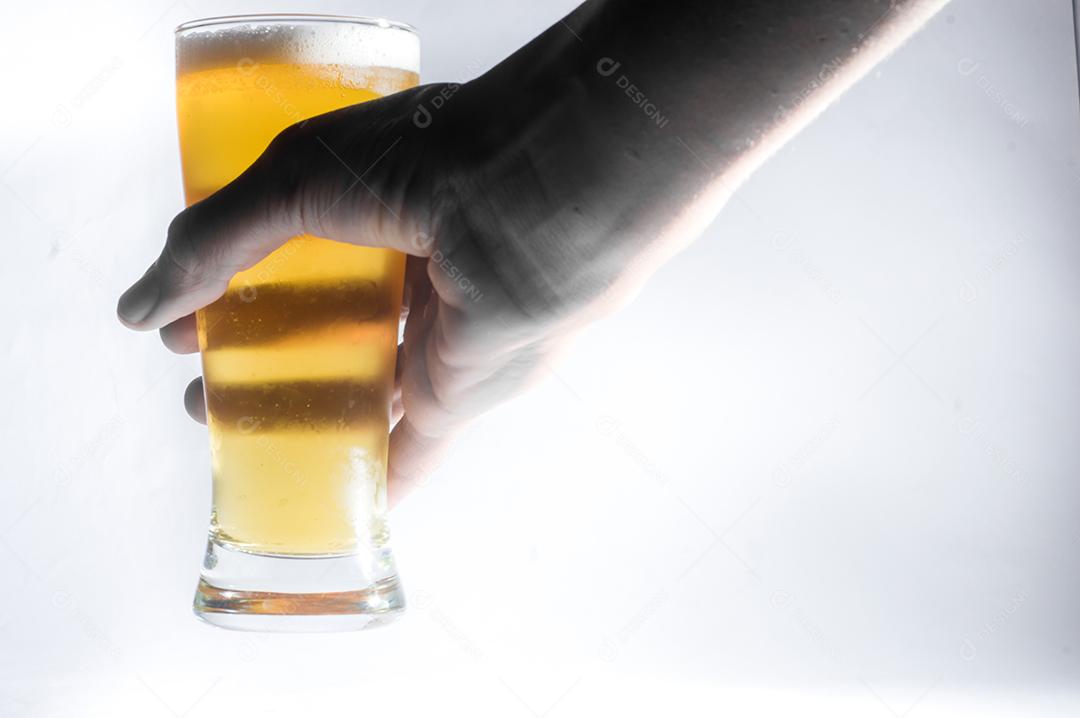 Cerveja bebida copo de vidro sobre um fundo branco