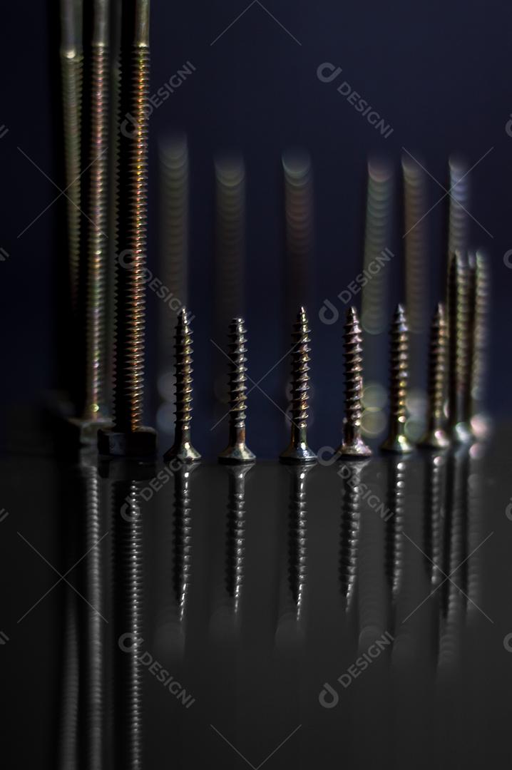Pregos parafusos sobre um fundo preto