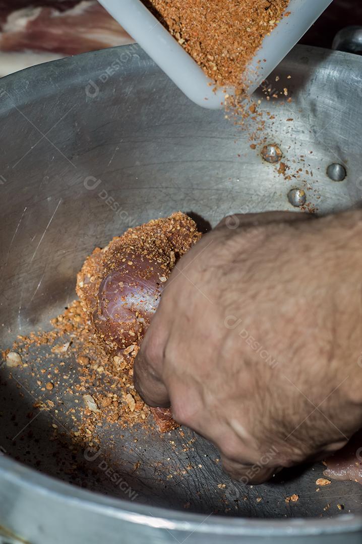 Costela bovina sendo temperada com tempero artesanal