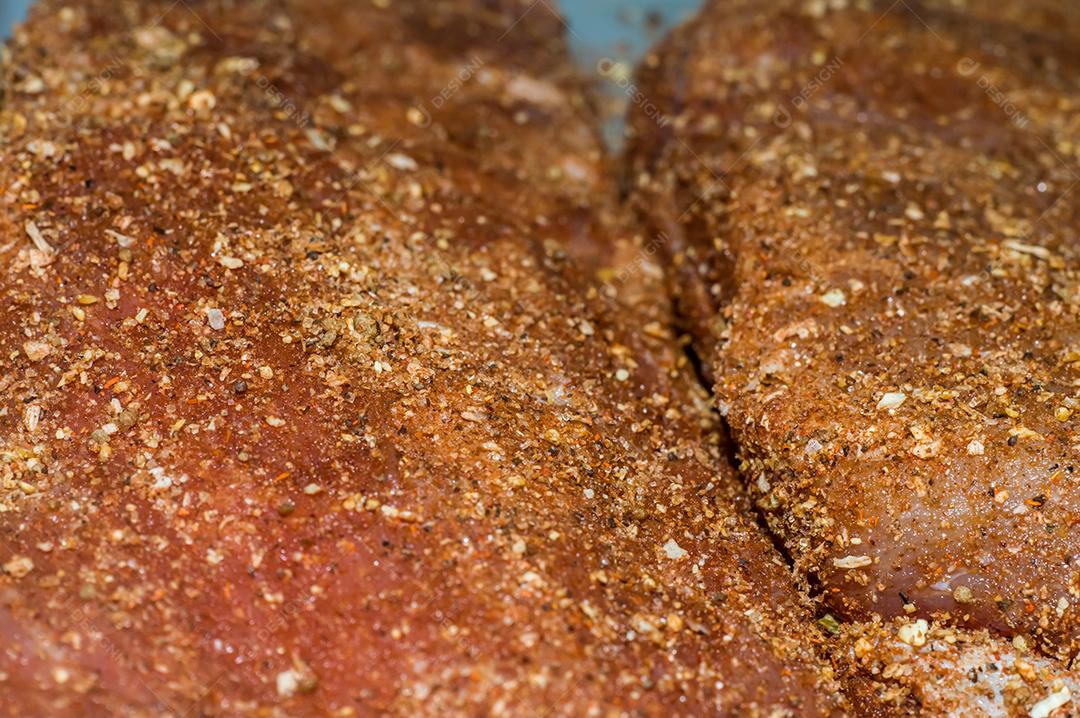 Costela bovina sendo temperada com tempero artesanal