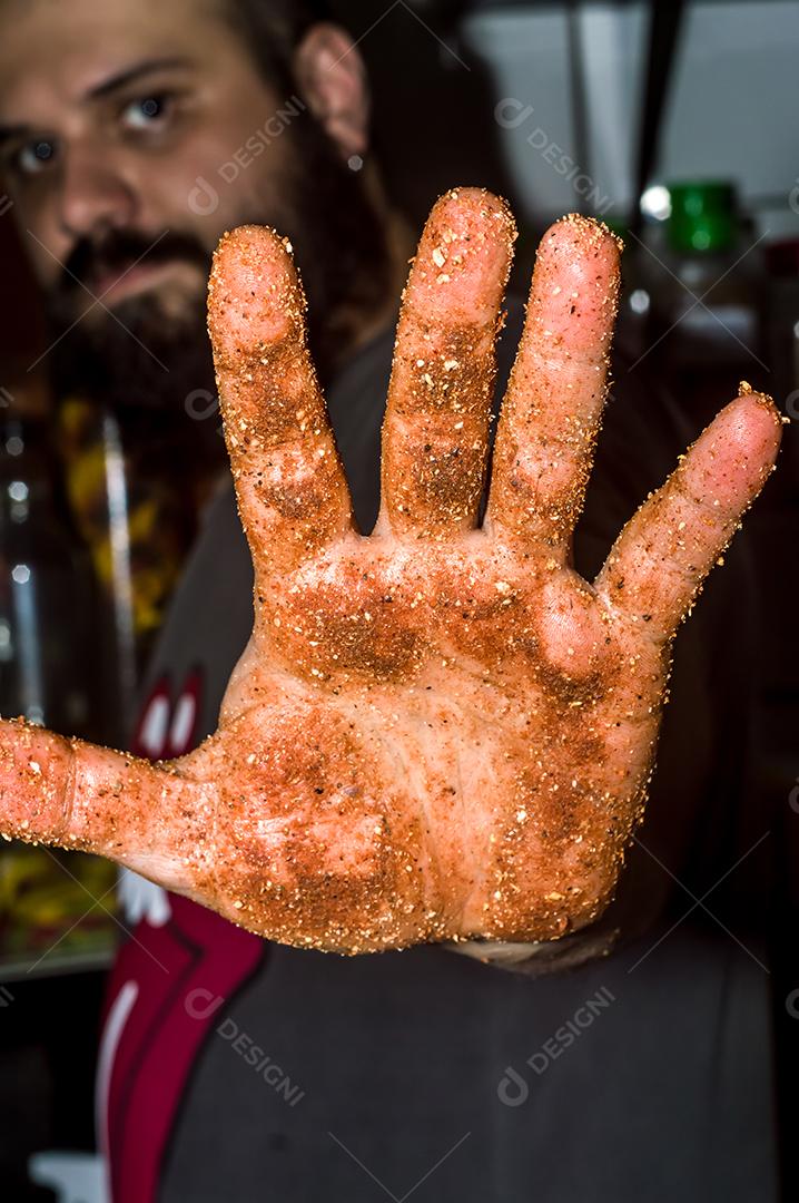 costela bovina sendo temperada com tempero artesanal