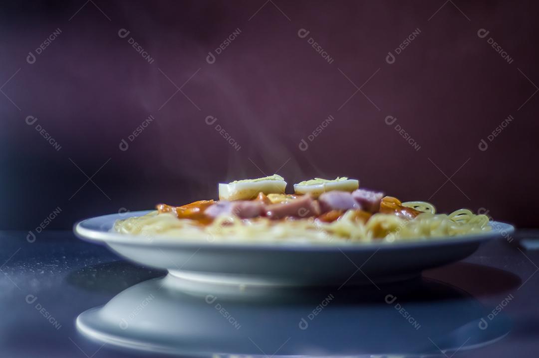 Prato de comida arroz verduras restaurante