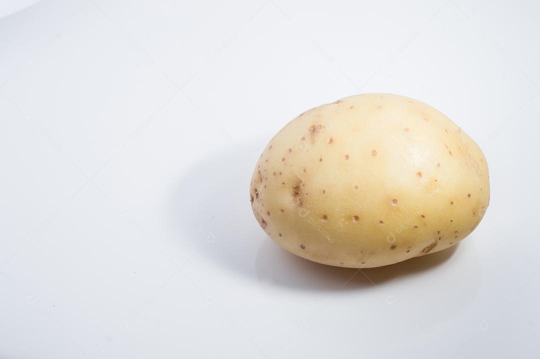 Batata sozinha com fundo branco para recorte e sombra