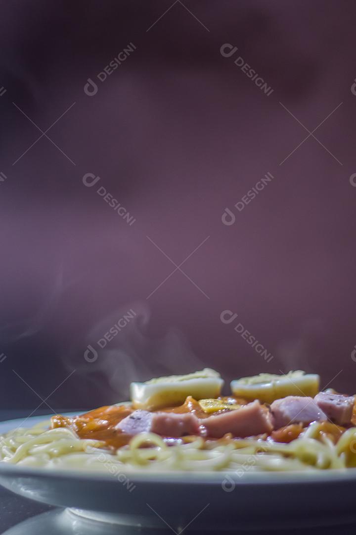 Prato de comida arroz verduras restaurante