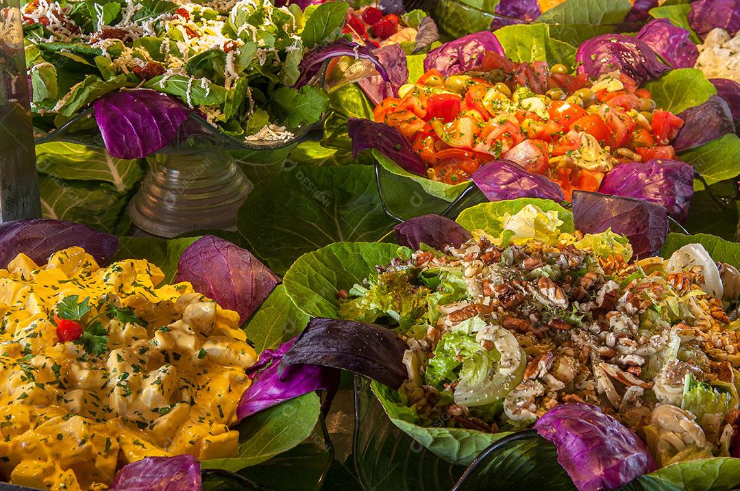 Vários Tipos de Saladas Muito Nutritivas Imagem JPG