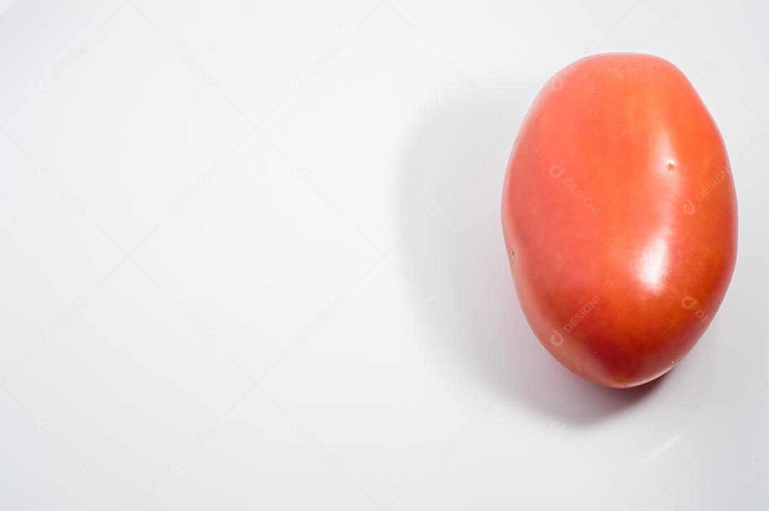 Tomate pequeno com fundo branco para recorte e sombra