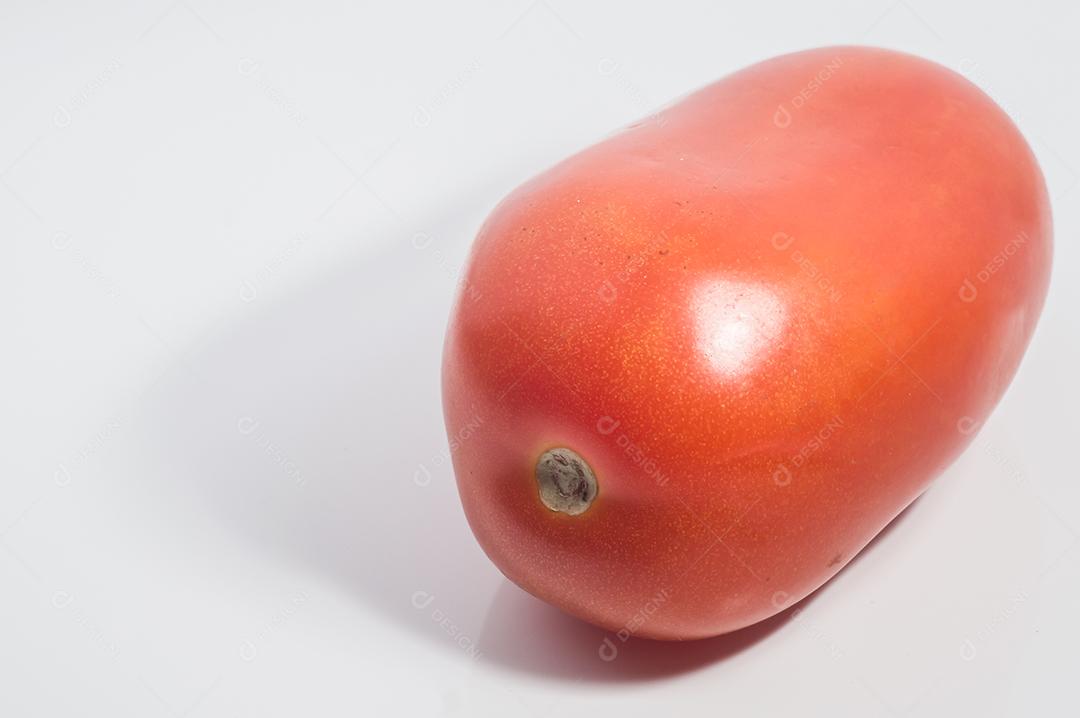 Tomate pequeno com fundo branco para recorte e sombra