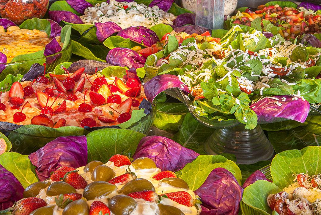 Vários Tipos de Saladas Muito Nutritivas Imagem JPG