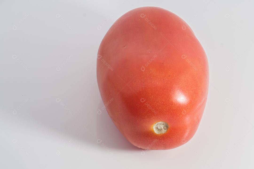 Tomate pequeno com fundo branco para recorte e sombra