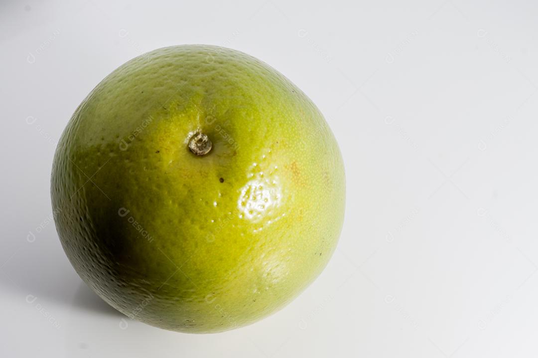 Pera laranja com fundo branco para recorte e sombra