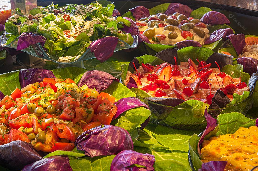 Vários Tipos de Saladas Muito Nutritivas Imagem JPG