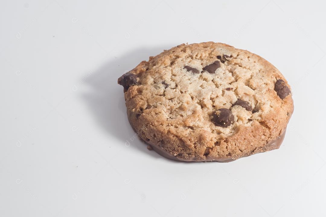 Biscoito sozinho com lascas de chocolate e fundo branco para recorte