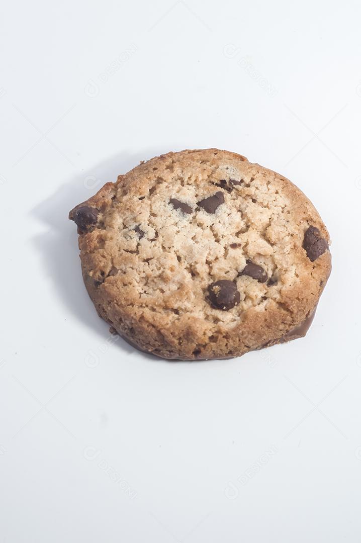 Biscoito sozinho com lascas de chocolate e fundo branco para recorte