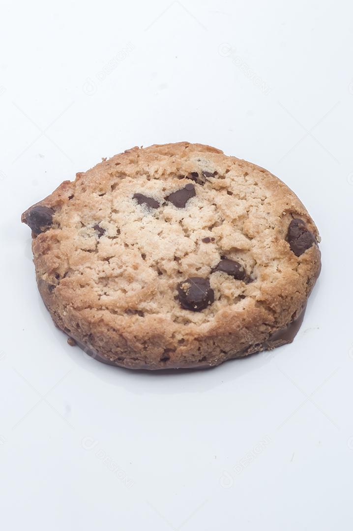 Biscoito sozinho com lascas de chocolate e fundo branco