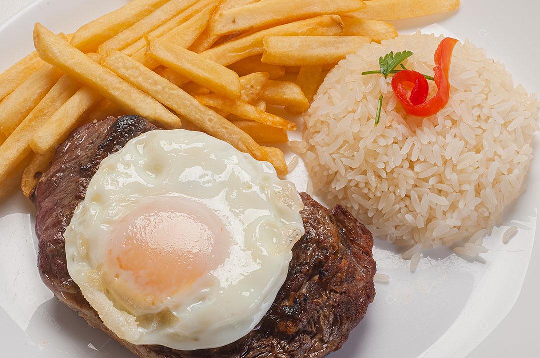 Foto Tradicional Prato Brasileiro Bife de Cavalo Filé Com Ovo Servido Com Arroz e Fritas