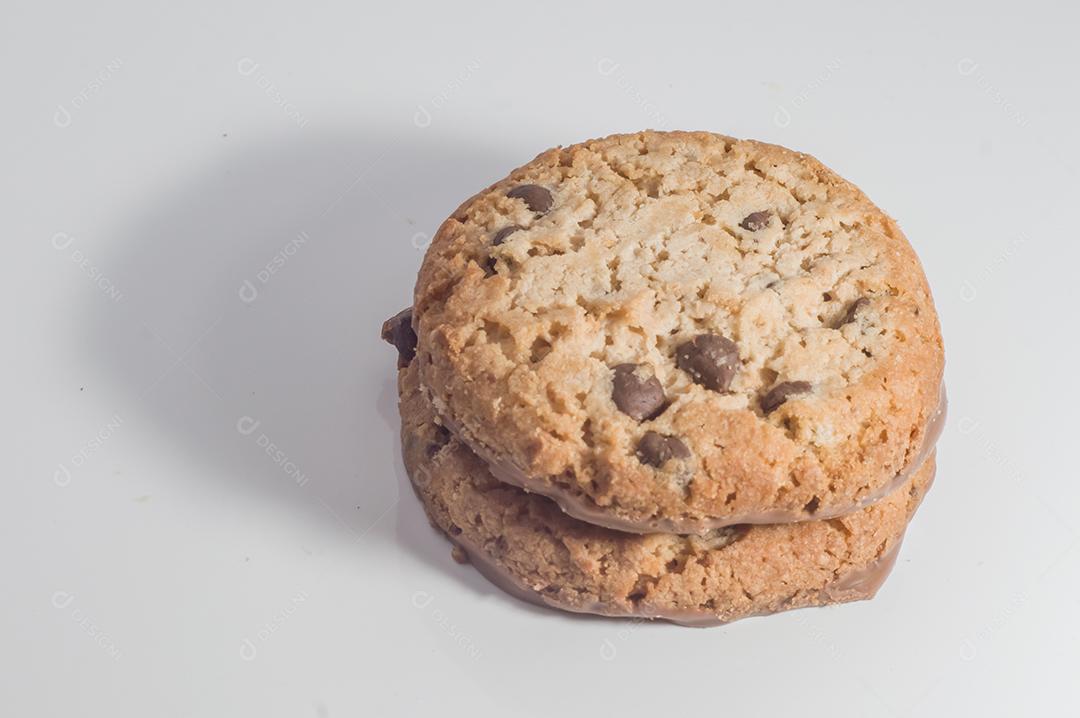 Biscoito sozinho com lascas de chocolate e fundo branco