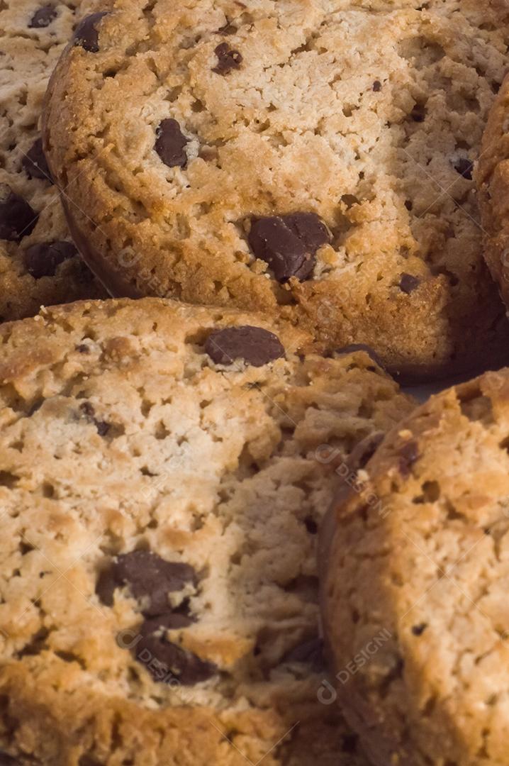 Biscoito sozinho com lascas de chocolate e fundo branco