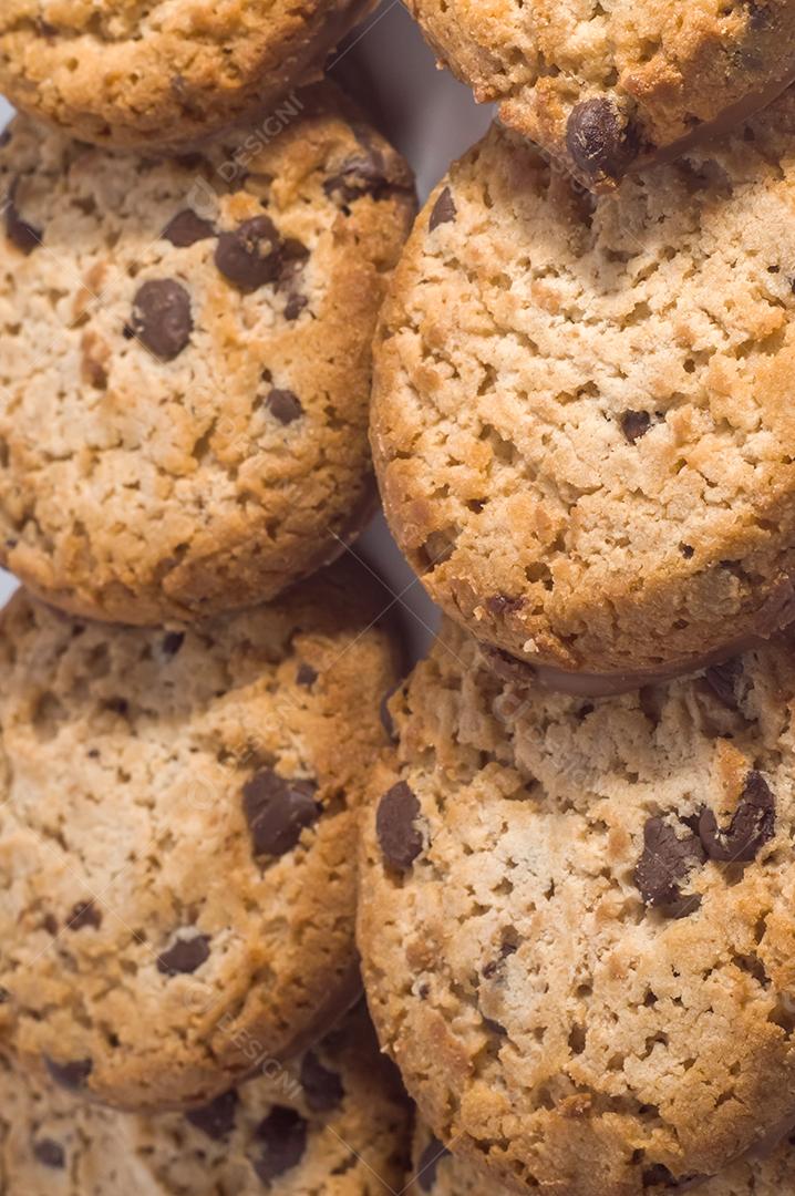 Biscoito sozinho com lascas de chocolate e fundo branco