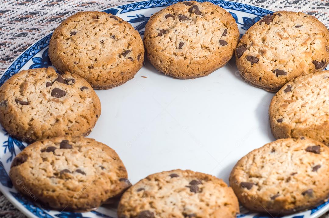 Biscoito sozinho com lascas de chocolate e fundo branco