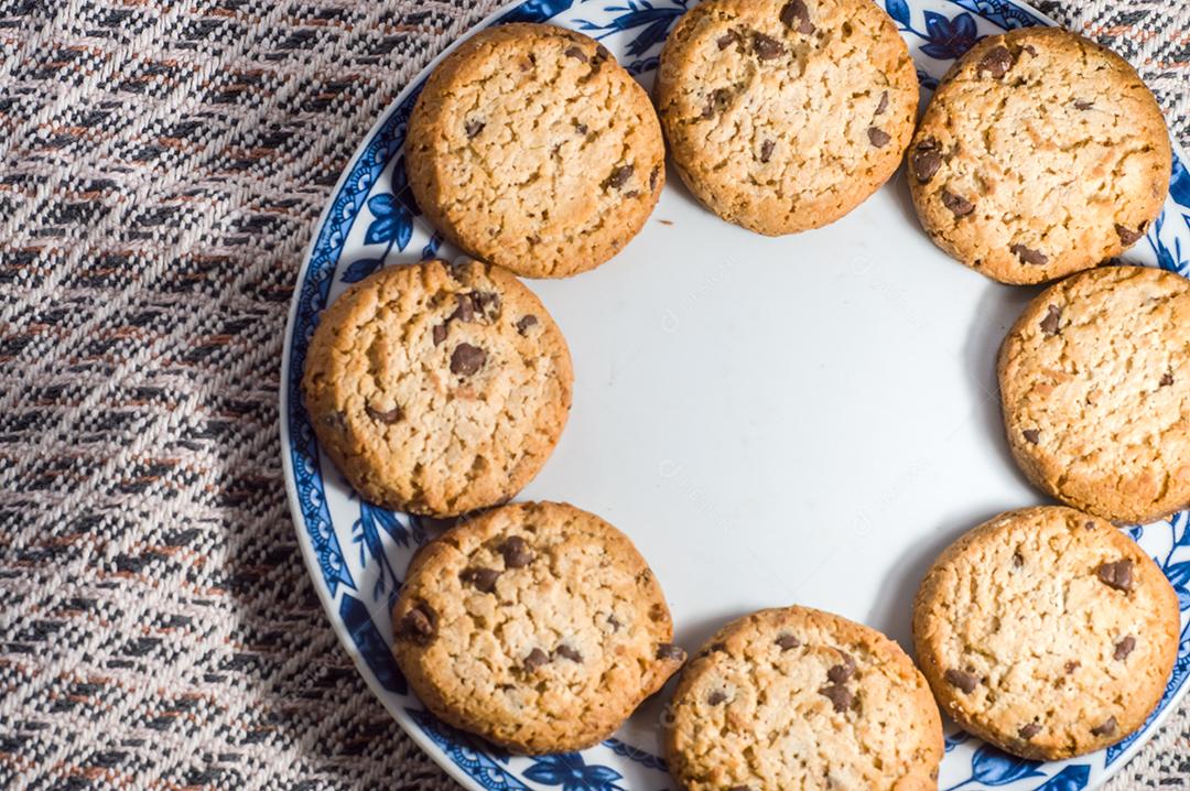Biscoito sozinho com lascas de chocolate e fundo branco