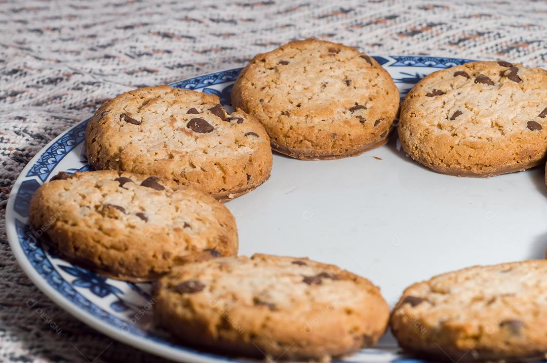 Biscoito sozinho com lascas de chocolate e fundo branco