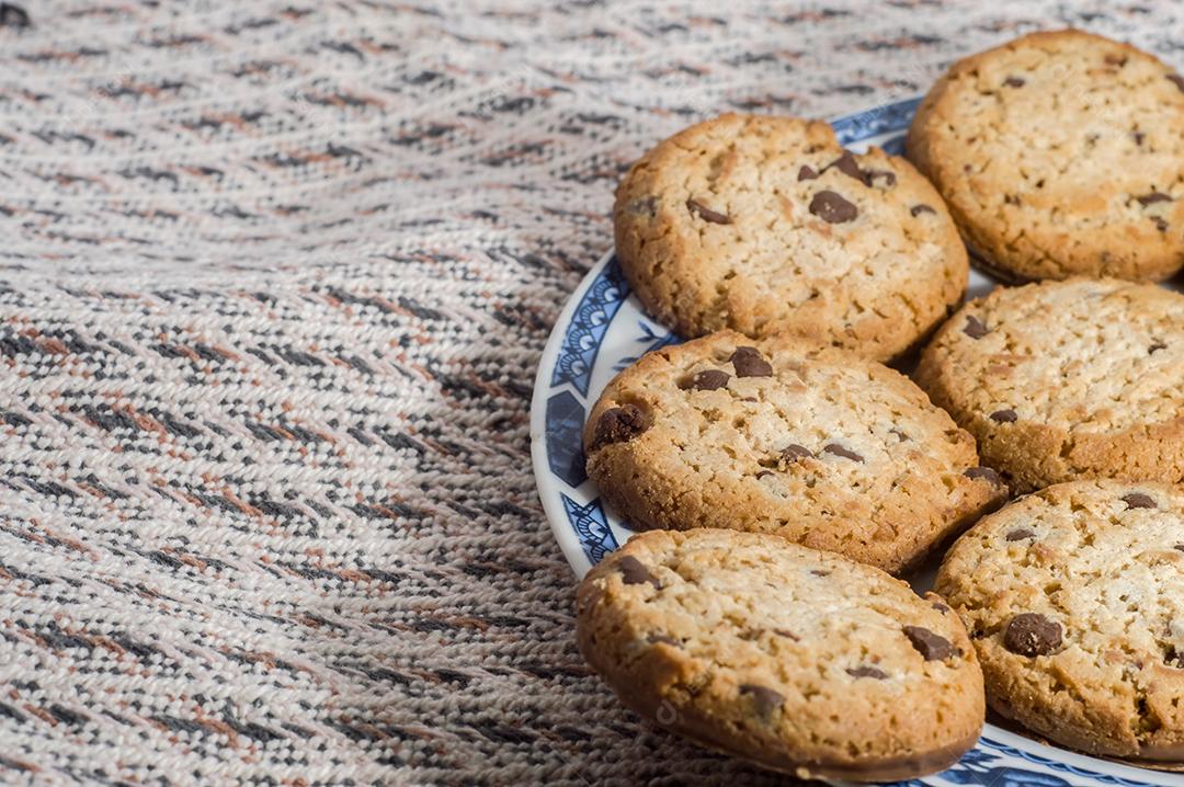 Biscoito sozinho com lascas de chocolate e fundo branco