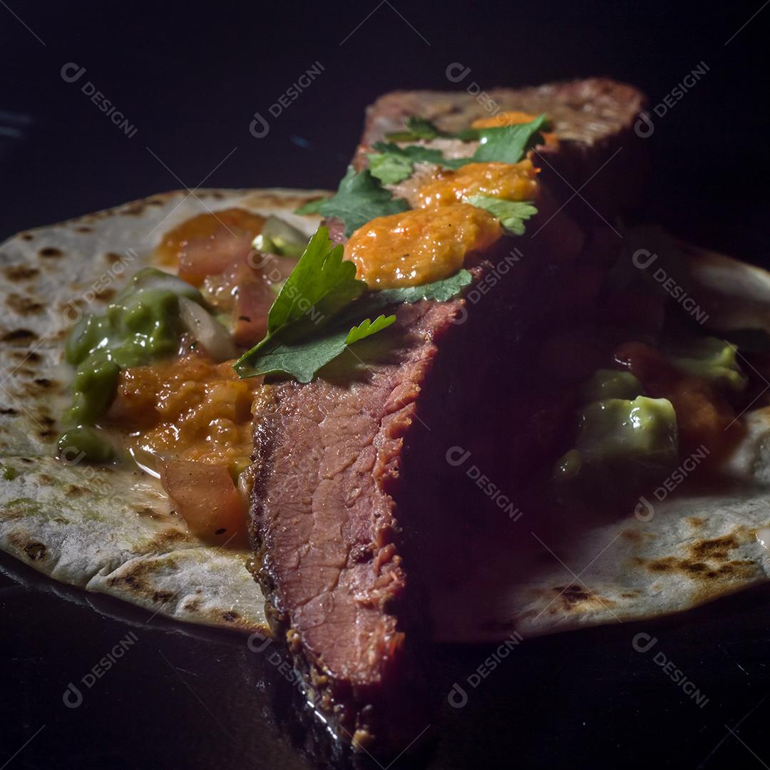 Comida tipica no mexico taco feito com peito, guacamole e vinagrete