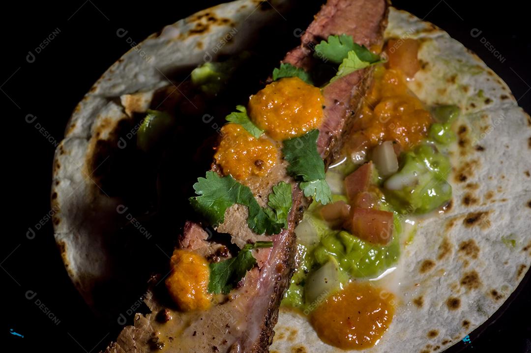 Comida tipica no mexico taco feito com peito, guacamole e vinagrete