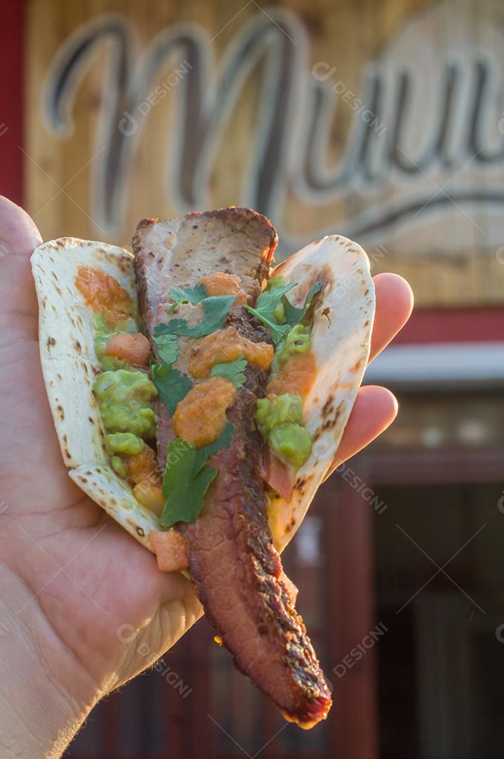 Comida tipica no mexico taco feito com peito, guacamole e vinagrete