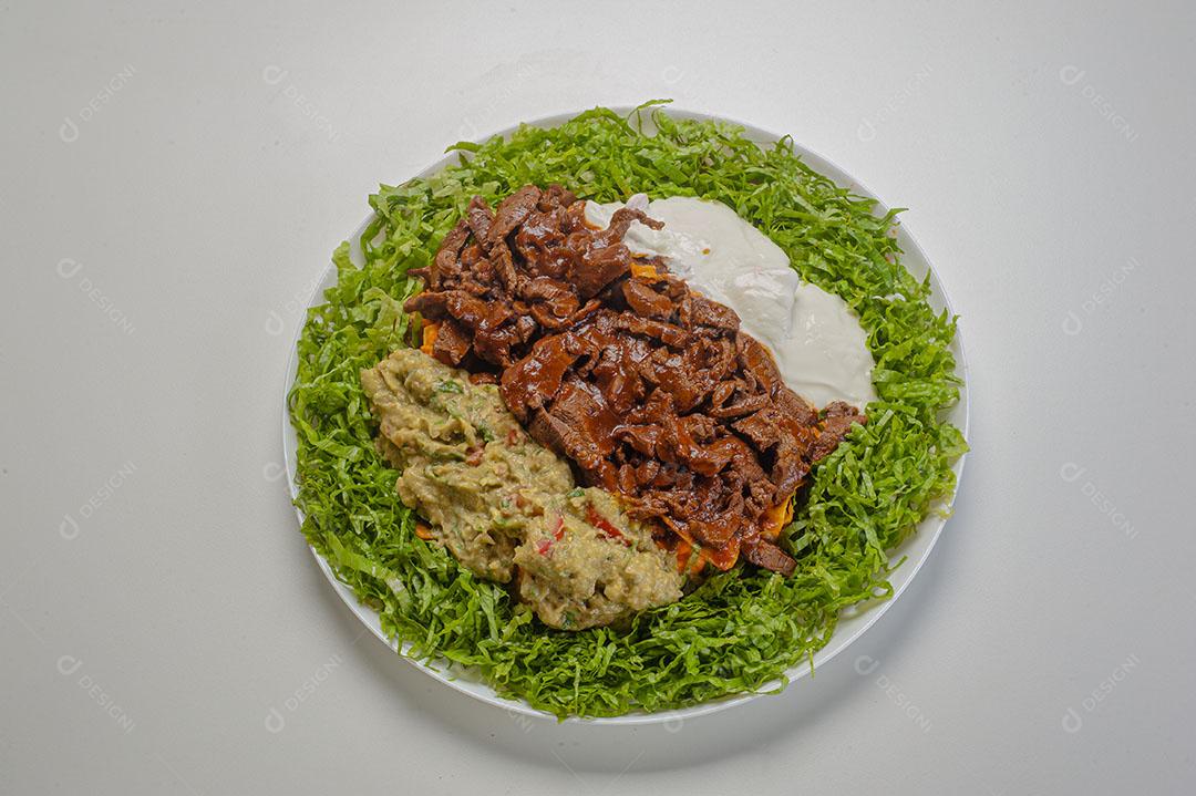 Foto Filé Mignon Em Tiras Com Molho Servido Com Guacamole e Requeijão e Alface Picada